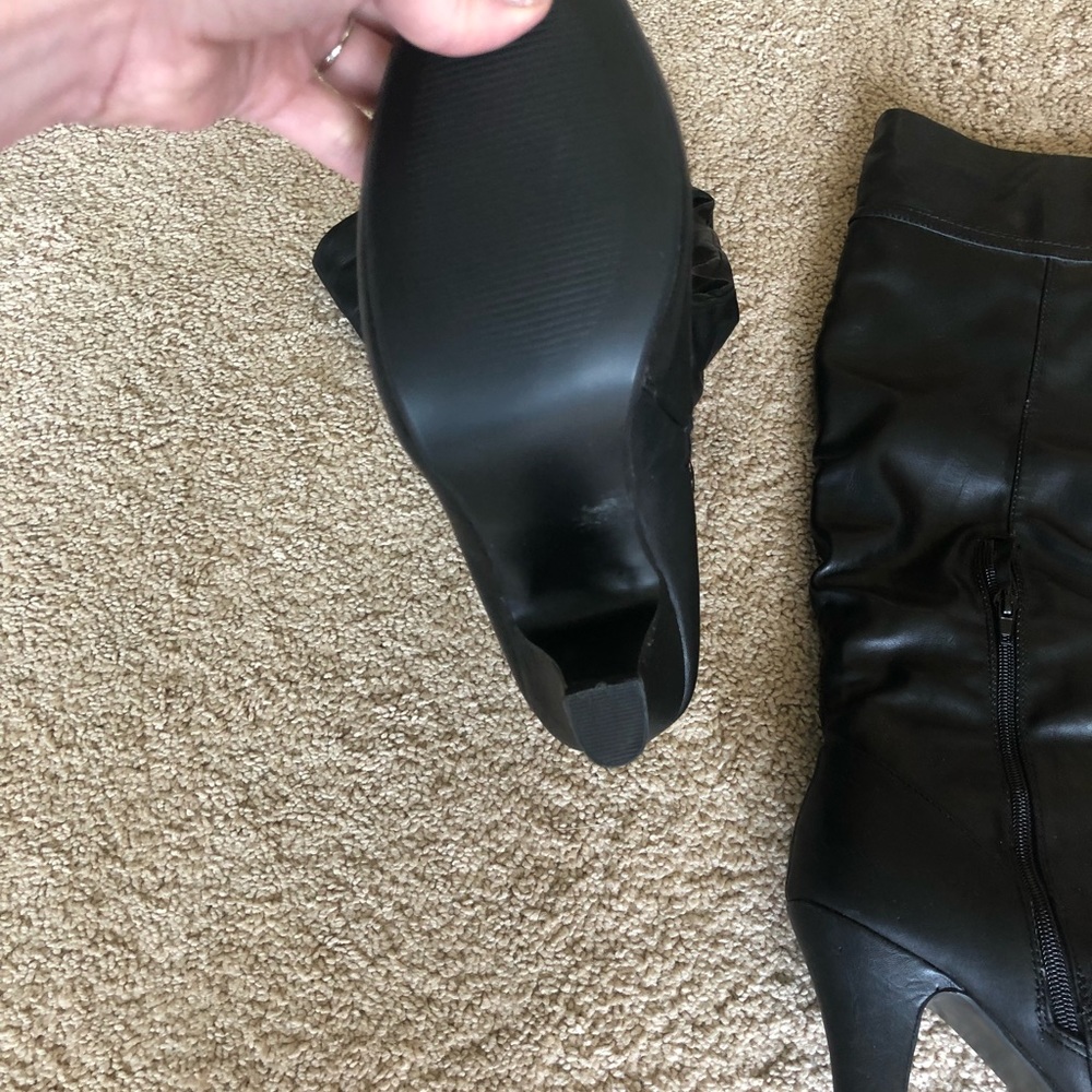 Black boots - Picture 3 of 4
